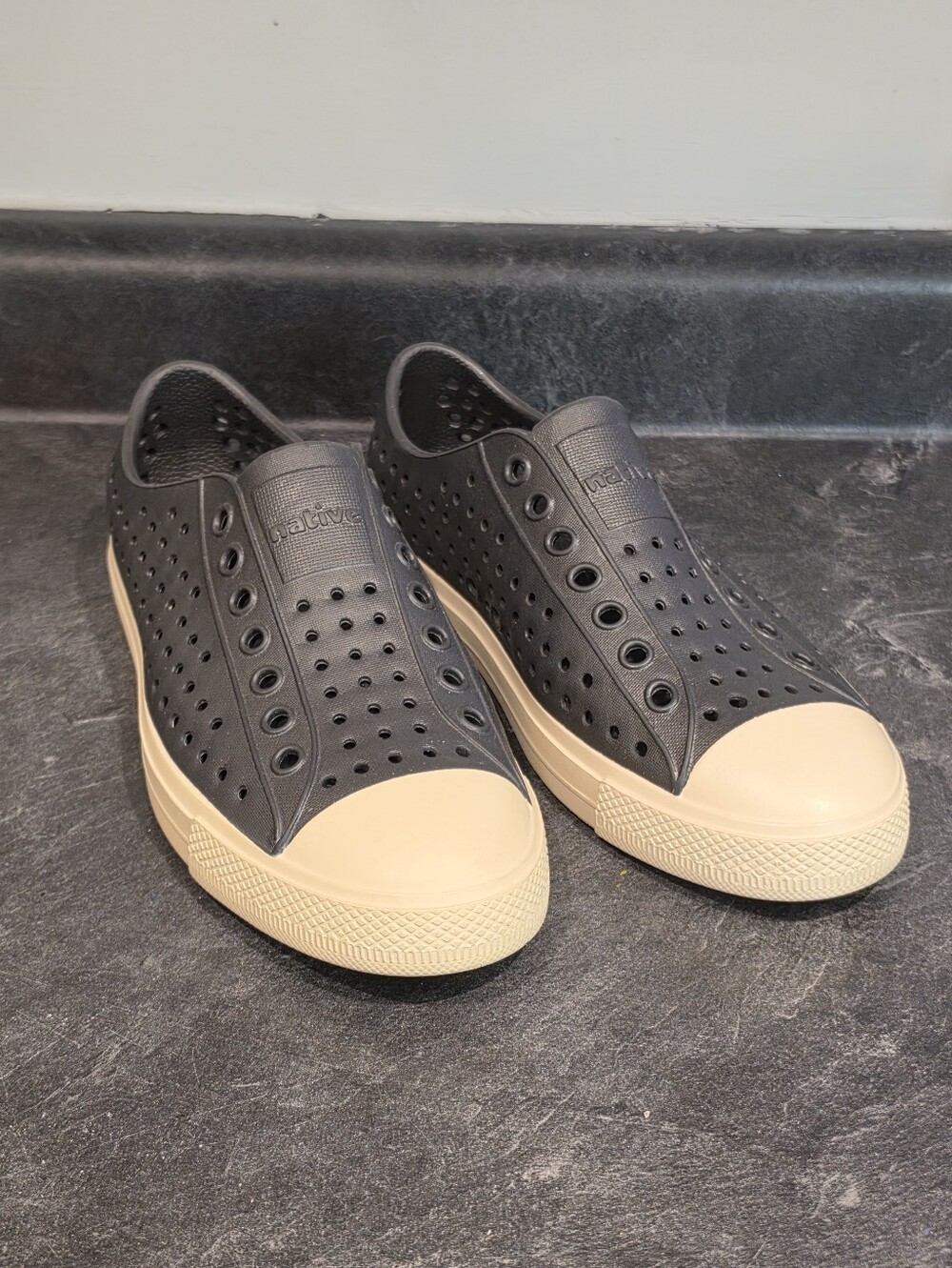 Native Women's Jefferson Slip-On in Black with Cream Accent Size 6